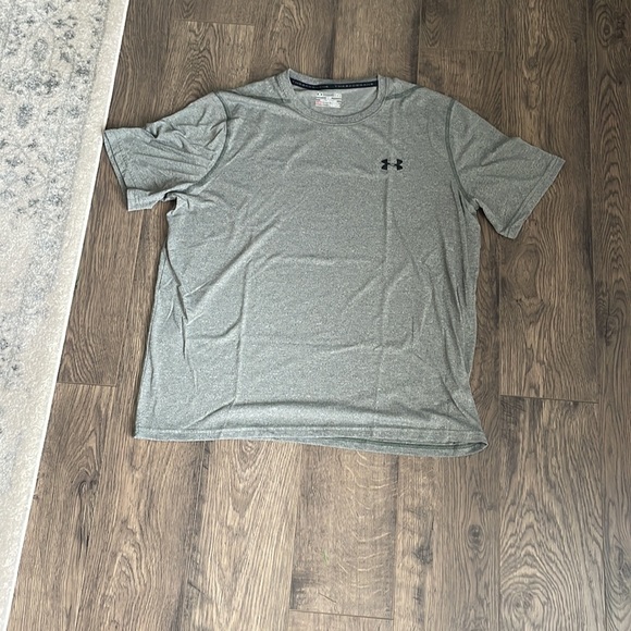 Set of 3 UA large workout shirts worn once in excellent condition - Picture 3 of 4